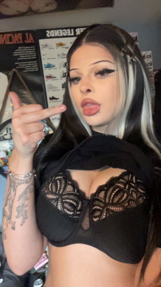 pepper4you's tweet photo. teasing you cuz this is the closest you’ll ever get 😛 https://t.co/RwI1rOM89k