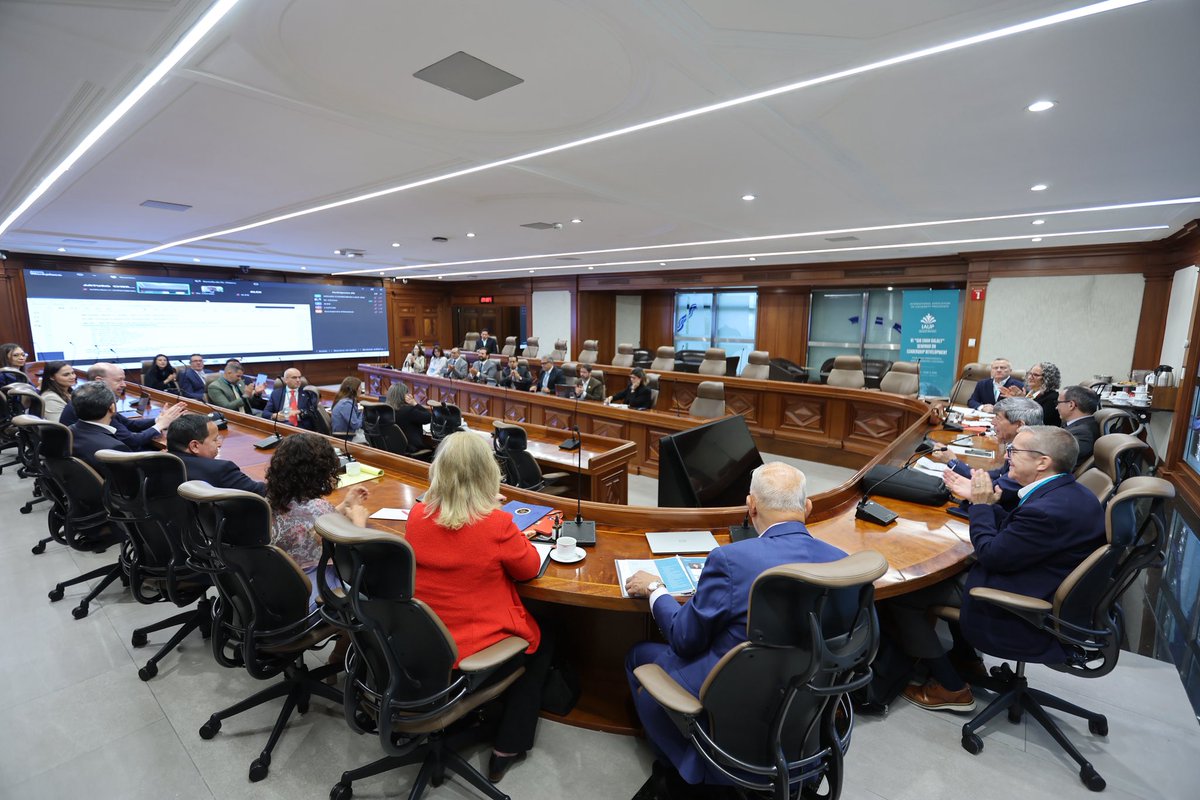 PatyzarzaUaemex's tweet photo. En #tuaeméx fortalecemos una visión universitaria que apuesta por la innovación, la cooperación y el liderazgo con sentido humano para responder a los desafíos de nuestro tiempo. 

Participé en el VI "Sir Enan Galaly" Seminar on Leadership Development for New Presidents and Emerging Leaders, organizado por la International Association of University Presidents (IAUP) con el apoyo de Santander Universidades. Este espacio de diálogo y reflexión reunió a rectoras, rectores y líderes emergentes para abordar temas fundamentales como el liderazgo institucional, la gobernanza universitaria, la transformación digital, la internacionalización y el desarrollo estratégico de las instituciones de educación superior. 

Esta es tu universidad innovadora, incluyente, conectada con los retos globales y las necesidades de nuestra sociedad, esta es #tuaeméx.