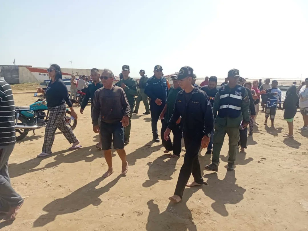 NoticiasFalcon's tweet photo. Rescatan sanos y salvos a ocho tripulantes de buque de carga en Adícora.
En un despliegue inmediato de los Órganos de Seguridad Ciudadana, la Fuerza Armada Nacional Bolivariana  y el sector pesquero, este lunes 1 de junio se logró el rescate exitoso de los ocho tripulantes. https://t.co/mVhOwMCIvn