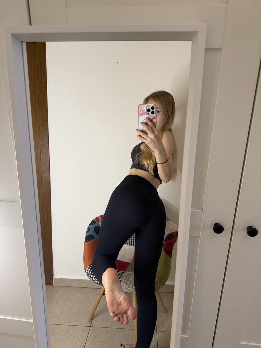 XgoddessAri's tweet photo. Lick it https://t.co/JeS3rPDBIn