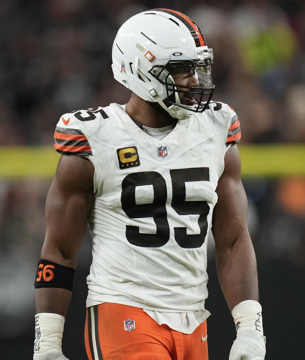 NFL_DovKleiman's tweet photo. 🚨Updated Myles Garrett trade comp:

Rams receive:

- Myles Garrett

Browns receive:

- DE Jared Verse
- Rams 2027 1st round pick
- Rams 2028 2nd round pick
- Rams 2029 3rd round pick

Who won the trade? 🧐 https://t.co/9KH7gok2X8