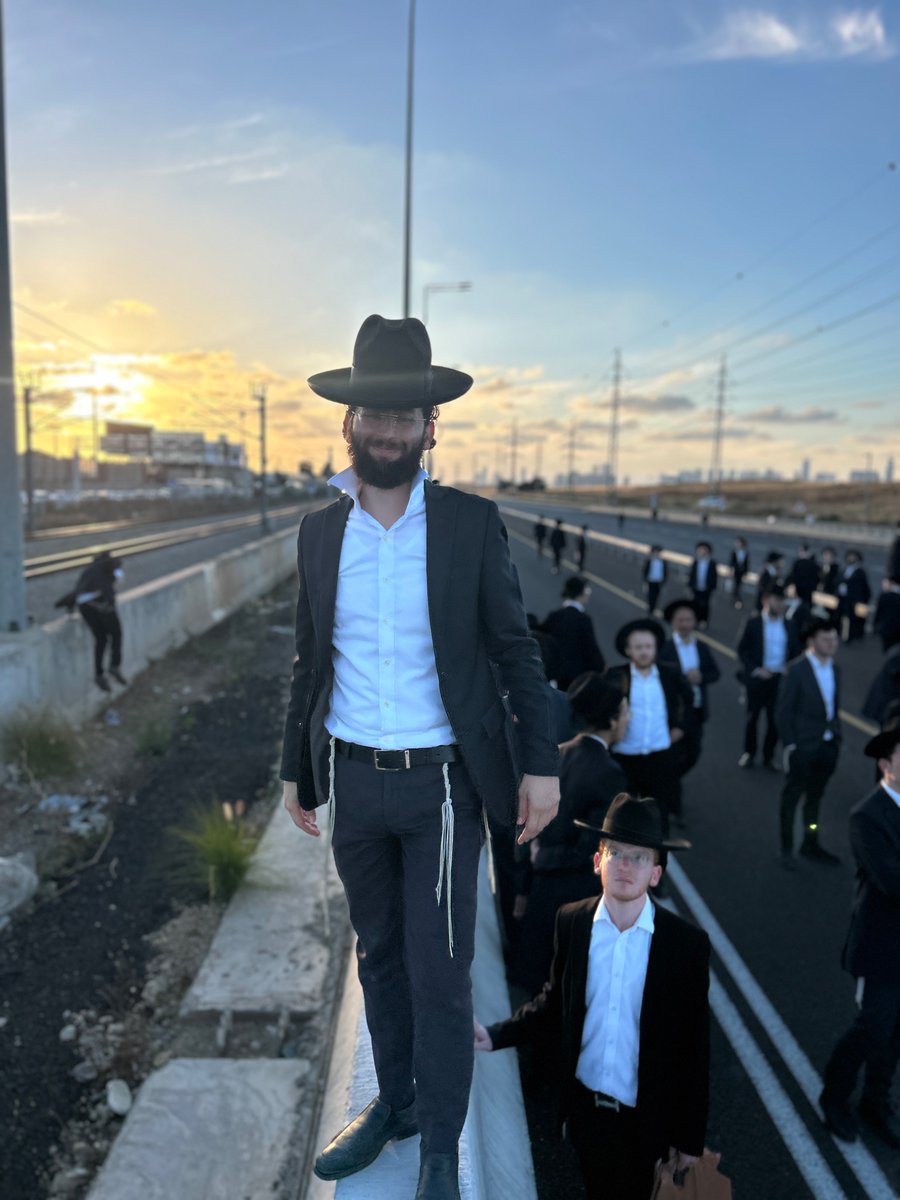 Bareran10's tweet photo. @EylonALevy הם דווקא נראים מרוצים https://t.co/daxowWqOoC