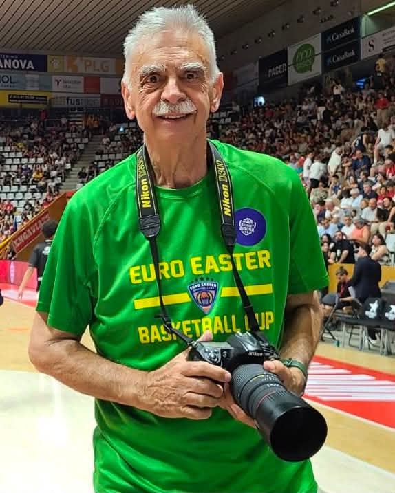 AgrasFernando's tweet photo. La única e inigualable FOTOTECA del Baloncesto Español, Don Miguel Ángel Fornies. https://t.co/tCGXmrzz9f