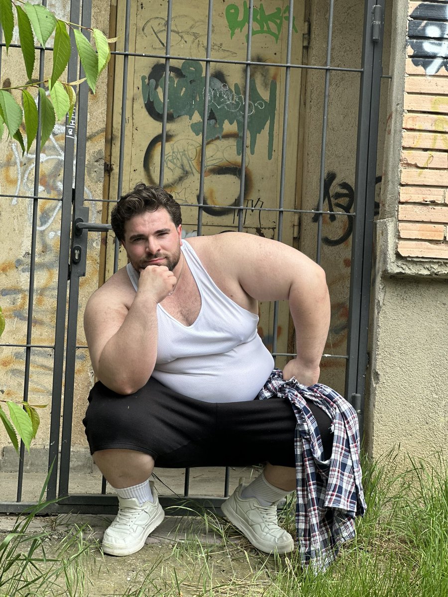 iseegains's tweet photo. A gorilla has been spotted in the park...have you seen it? https://t.co/Sptpt6Uxii