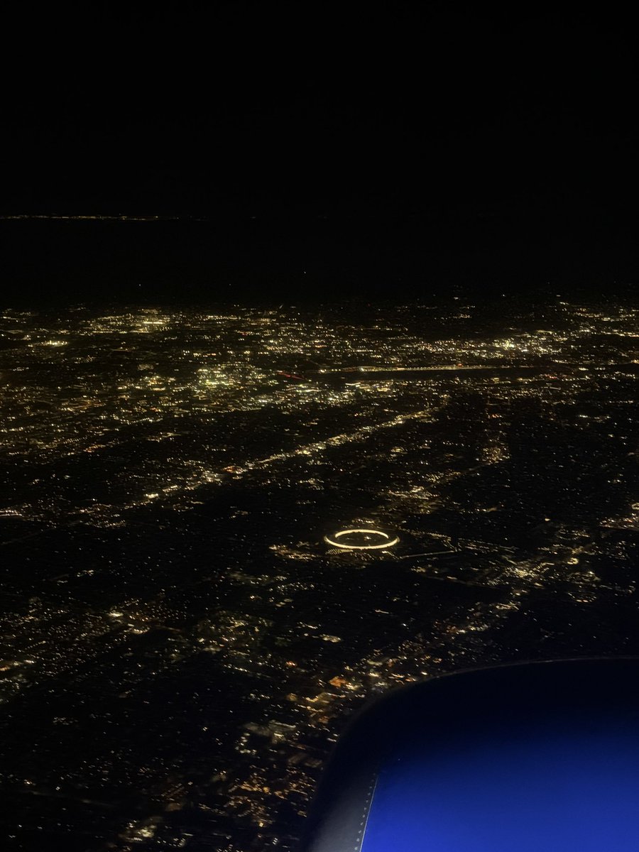 viditb's tweet photo. The Apple Park ring is quite prominent right before landing in SF. https://t.co/L9zLtasNt8