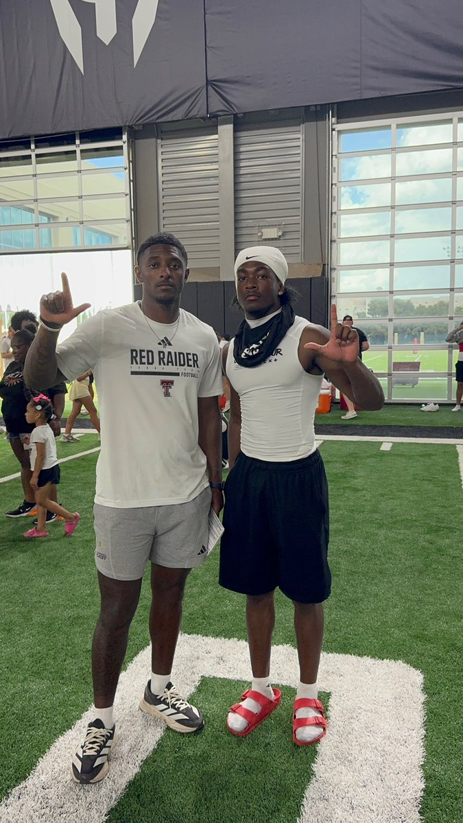 CorwonMartin_2's tweet photo. Had a great time  and competed against the best @TexasTechFB this past Sunday!! Thank you @Iam_xwhite14 for the coaching points and the private workout, hope to be back soon #WreckEm🔴⚫️ @ChapinHuskiesFB @CoachMChavez @Coach_GJordan1 @JoeyMcGuireTTU https://t.co/0agHgTjoNk