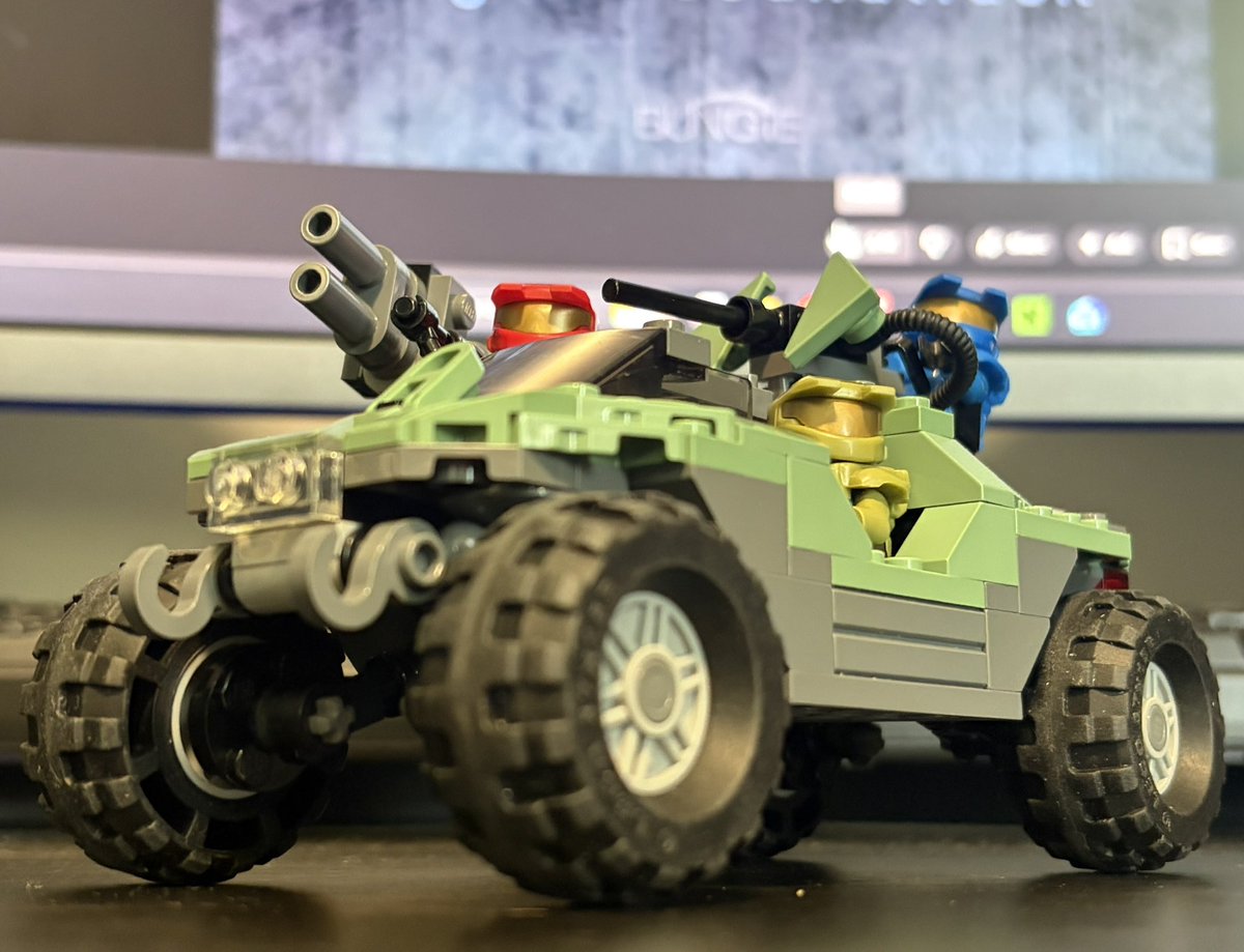 Slonk01's tweet photo. Halo Mega Bloks if it was fucking awesome and actually good https://t.co/qLI1UzDn08