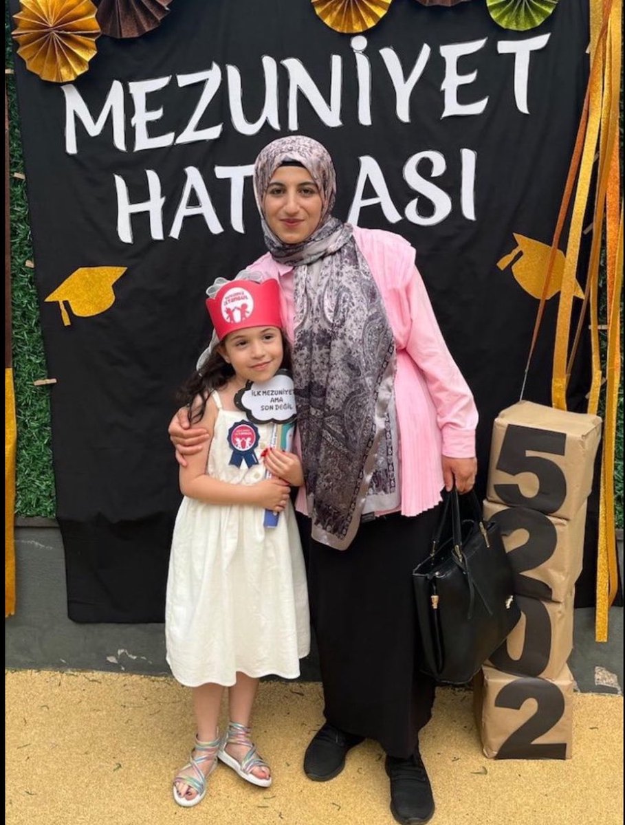BeatrixKido2635's tweet photo. Küçücük bir kız çocuğu ve annesinin sesi duyulmadı; 
gürültülerin arasında sessizce kaybolup gitti. 
Bu hepimizin utancıdır.

#Hifaİkra
#FatmanurÇelik 
#AyhanŞengülerTutuklansın https://t.co/T0VfK6qPrJ