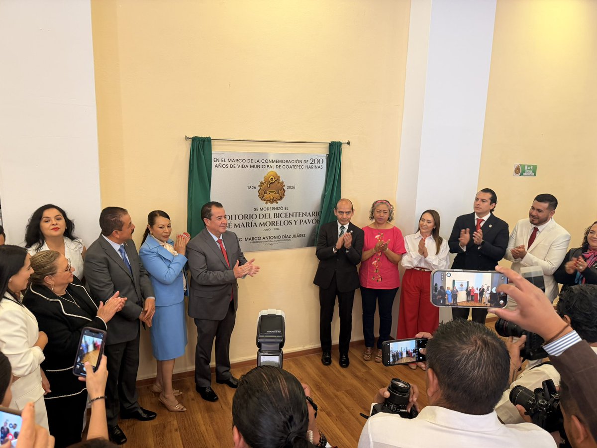 dianamancilla77's tweet photo. El alcalde de Coatepec Harinas, @TonoDiazJuarez antes de iniciar ceremonia del Bicentenario de este municipio. Con @CristinaRuiz_S @marurojano @SeducEdoMex @FerVilchisMx donde entregó preseas a ciudadanos destacados, el cardenal Felipe Arizmendi, uno de ellos @DigitalmexPerio https://t.co/2vaQmKhLRA