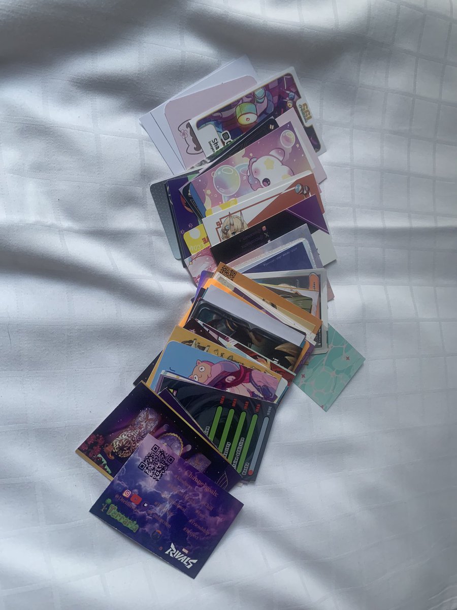 charles_f4ng's tweet photo. Time to go through all these business cards I got from #TwitchCon and follow all the amazing artists and streamers 😈 https://t.co/iJEFXNuraf