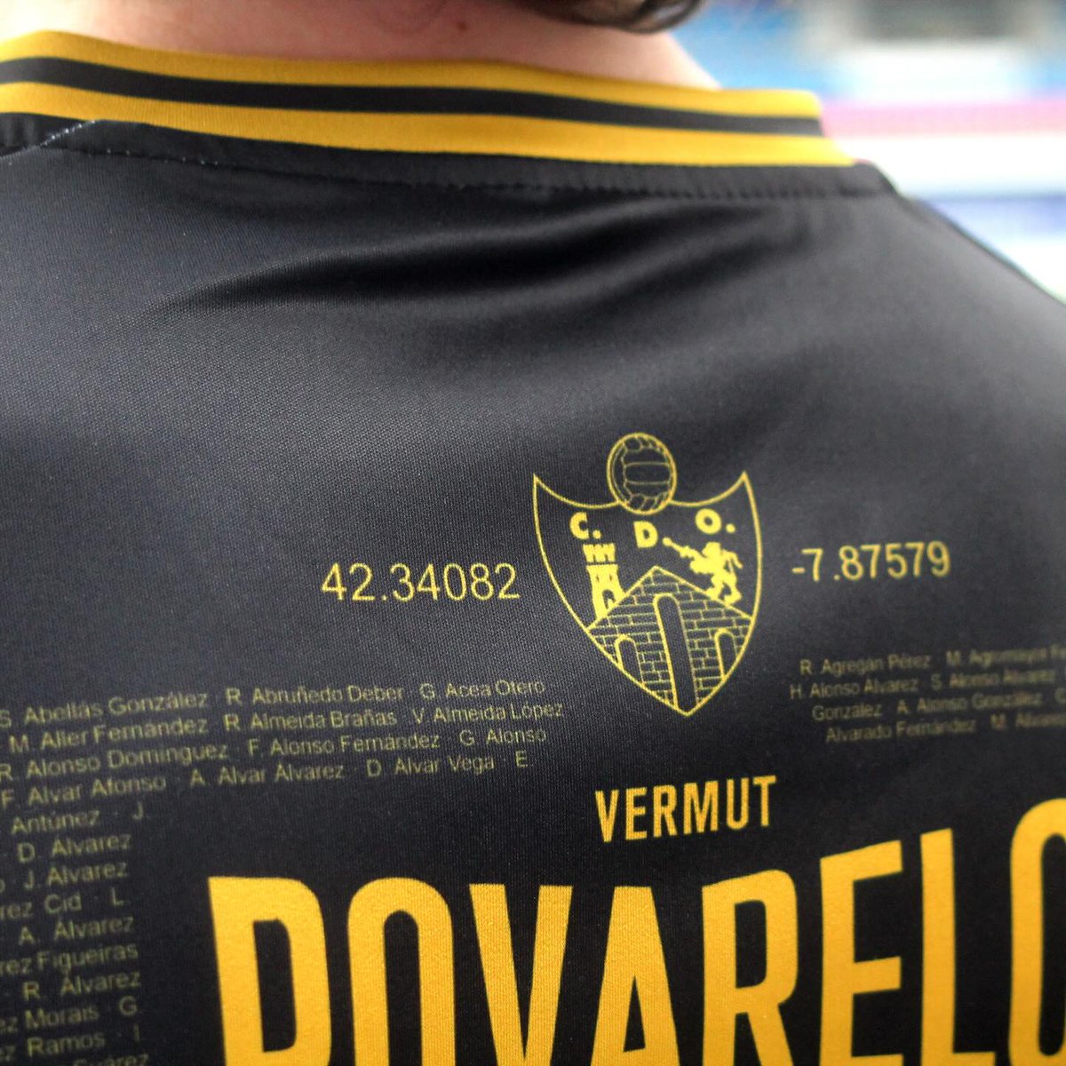 madialevo's tweet photo. Remata unha das nosas tempadas máis memorables, a do ascenso, a do regreso, a da ilusión. E se volo di alguén que está próximo ao medio século de ourensanismo, tómadeo en conta. Non falamos por falar.
Unha tempada na que cada nome propio contou, como nesa fermosa camiseta negra. https://t.co/mLSzuAtfYX