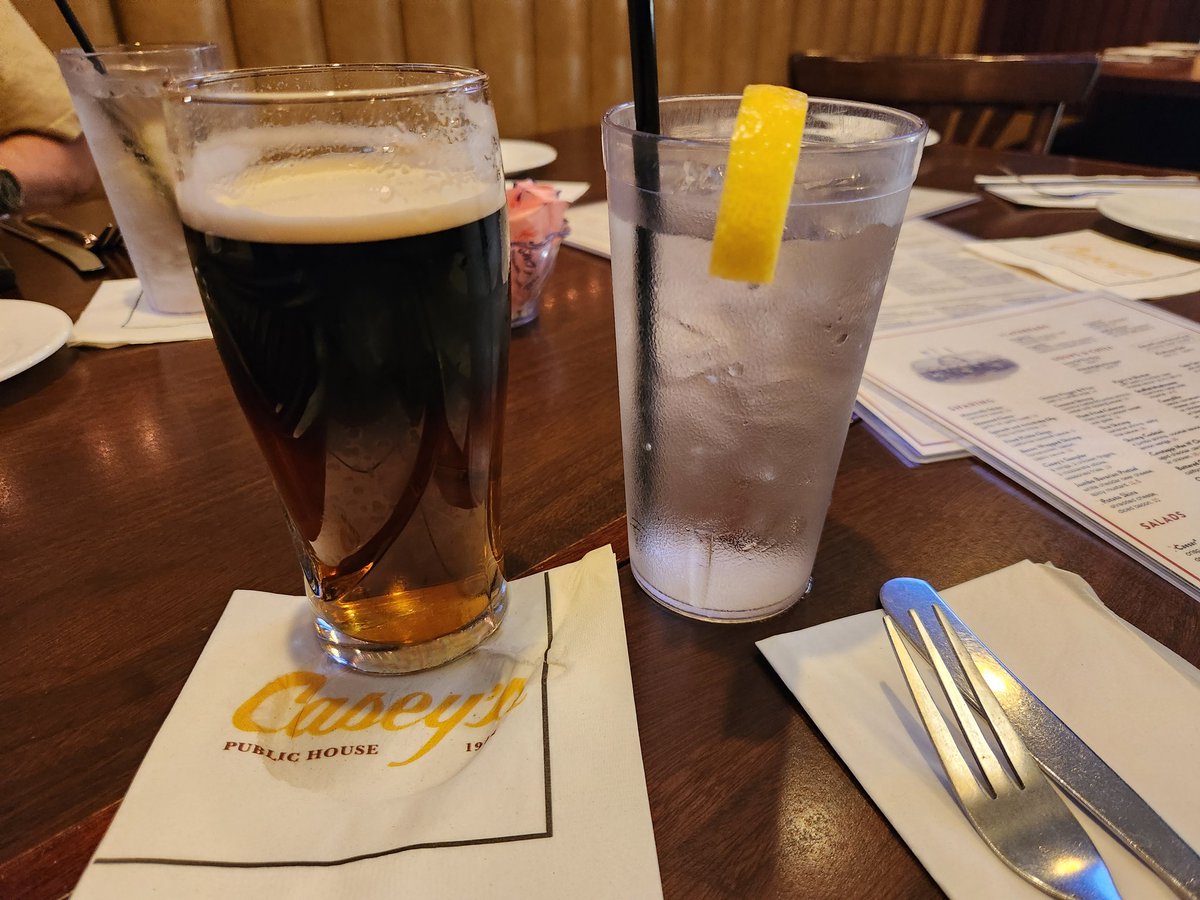 Box_Box_Box_Now's tweet photo. A rare occasion when my childhood friends drop by and take me out to lunch Chile  and a black &amp; tan beer https://t.co/jQisiDGpVW