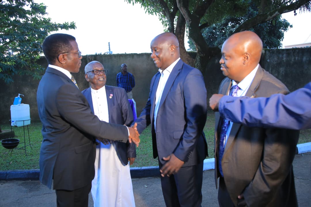 cpmayiga's tweet photo. Akawungeezi ka leero ŋŋenzeeko e Kagoma okukubagizza Minisita wa Kabaka ow'ebyobulimi omuwummuze, Oweek. Ssimbwa Bunnya olw'okufiirwa mukyala we Hajjat Mariam Bunnya.

Oweek. Bunnya ne mukyala we omugenzi kati, tubenyumirizaamu olw'enkuza ennungi ey'abaana ekulembeza obuntubulamu, n'obukulembeze. Bino bweyolekera ne mu buweereza bwabwe wano mu Uganda ne mu mawanga ag'ebweru gye bakolera emirimu gyabwe.

Tusaba Katonda ensigo bano gye basize mu baana emeruke, era bakuume omukululo gw'abazadde baabwe. Omwoyo gw'omugenzi tusaba Katonda agulamuze kisa.