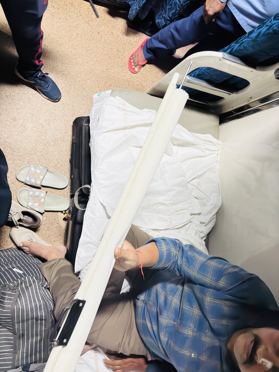 Riyaaarushes's tweet photo. Train No. 12310.
The window blind assembly fell directly onto my family member's forehead while she was sleeping. She is bleeding, in severe pain, and the impact has even affected her eye.@RailMinIndia @RailwaySeva @AshwiniVaishnaw https://t.co/udr16rrOx6