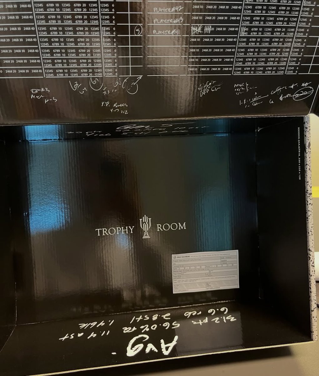 SnkrsStock's tweet photo. The box for the pair https://t.co/nE1g2y6VdM