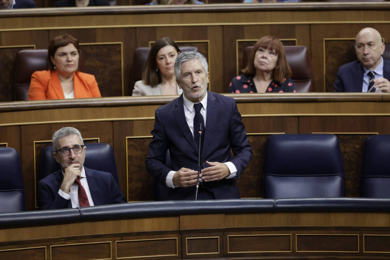 gerardotc's tweet photo. Un policía empuja a una jubilada por la espalda y ésta cae al suelo. De cara contra el asfalto. Investigaremos lo ocurrido, dice el Gobierno. No notaremos mucha diferencia cuando el Ministerio de Interior esté en manos de Vox. 

Mi columna en CTXT:

https://t.co/duemX0x0Tc https://t.co/mo4RqEIgKq