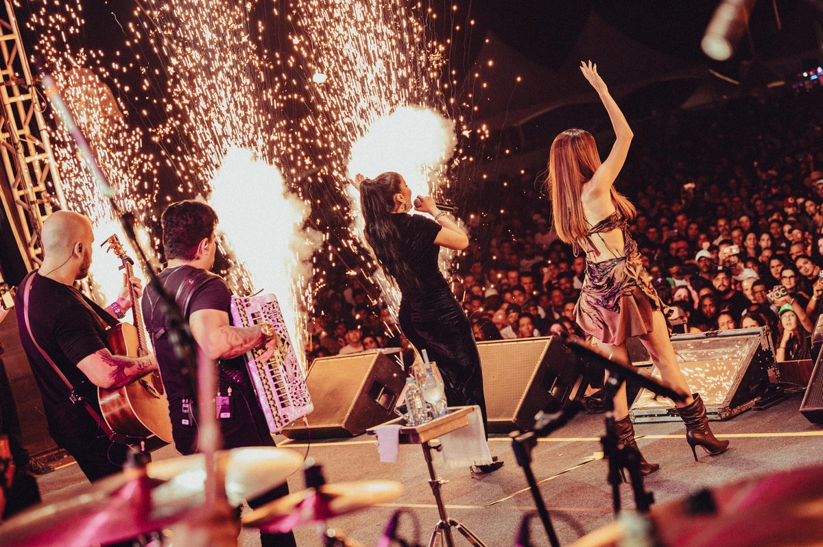 Maraisa's tweet photo. Agradecer de todo coração, a todos que estiveram presentes, que dedicaram o tempo de vocês para assistir Maiara e Maraisa.🎶🎤 https://t.co/PHvpNZ6l6U