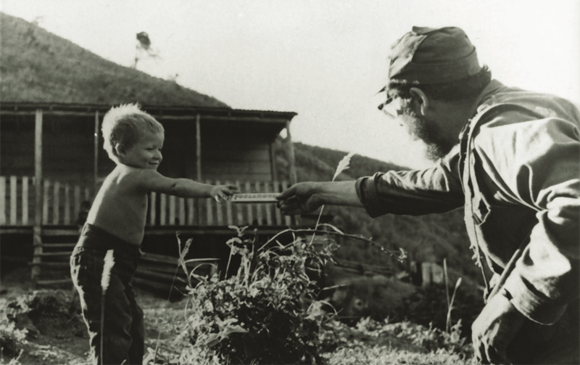 leonormg73's tweet photo. #Fidel le ofrece una barra de chocolate a hijo de campesinos en la Sierra  Maestra, 1958.

📸✍️Oficina de Asuntos Históricos / Sitio Fidel  Soldado de las Ideas.

#100AñosConFidel #FidelYLaInfancia https://t.co/SOTh6SYPL0