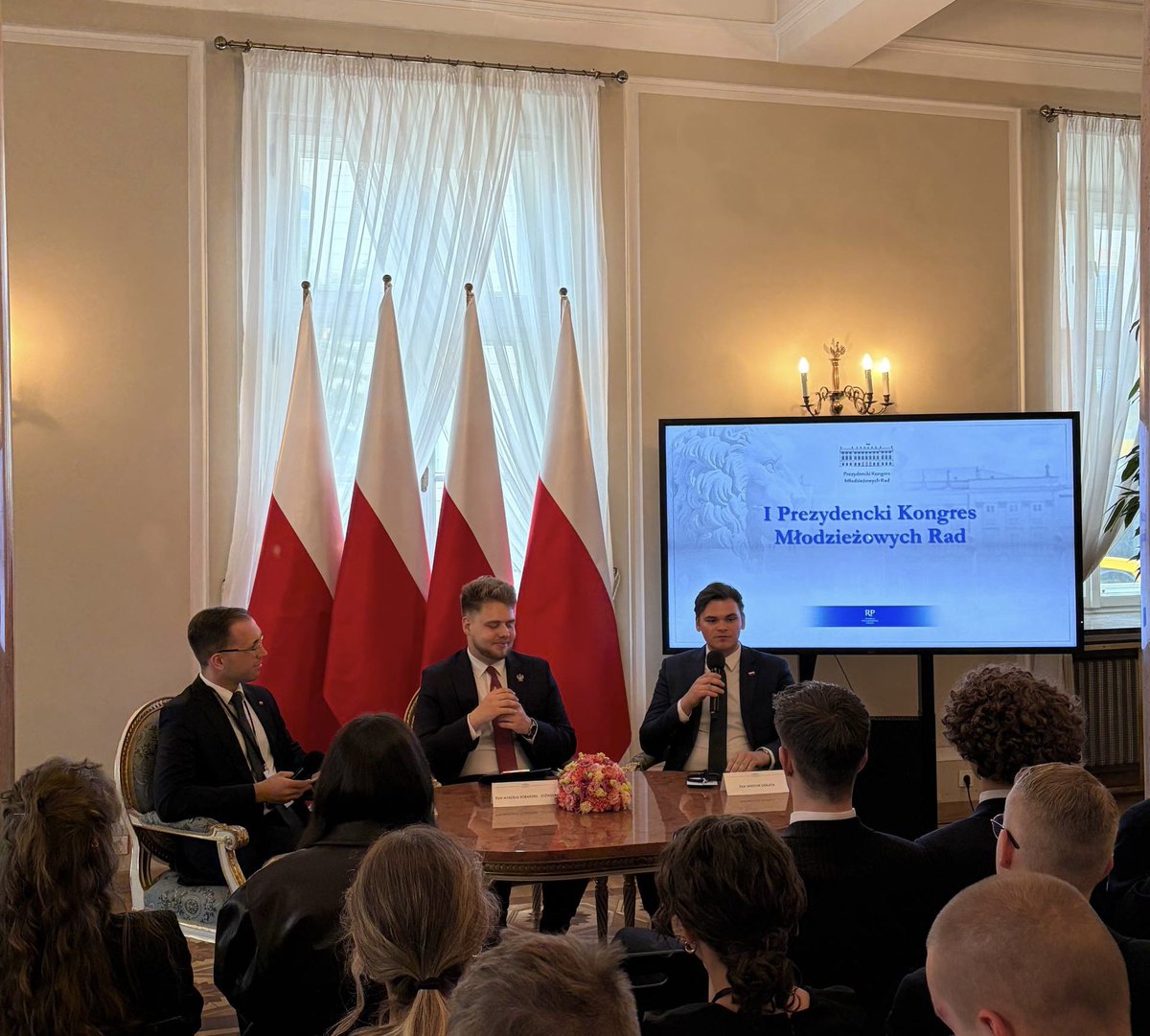 WiktorDolata's tweet photo. Podczas I Prezydenckiego Kongresu Młodzieżowych Rad współorganizowanym przez Kancelarię Prezydenta RP oraz Radę Młodzieży przy @prezydentpl, miałem przyjemność wziąć udział w panelu dotyczącym m. in. problemu wyludniających się małych miejscowości. 

Przede wszystkim lokalni włodarze muszą zauważyć, że to młodzi ludzie są najcenniejszą inwestycją każdej jednostki terytorialnej.  Dziś gminy, powiaty i miasta muszą konkurować o młodych mieszkańców tak samo, jak przedsiębiorstwa konkurują w warunkach rynkowych o klientów i najlepszych pracowników. 

Wygrywają te, które oferują sprawną i minimalną administrację, preferencyjne warunki do prowadzenia biznesu, dobrą jakość życia i przestrzeń do realizacji własnych pomysłów.  Zamiast skupiać się na zatrzymywaniu młodych na siłę, warto tworzyć warunki, które sprawią, że młodzi będą chcieli zostać lub wrócić.