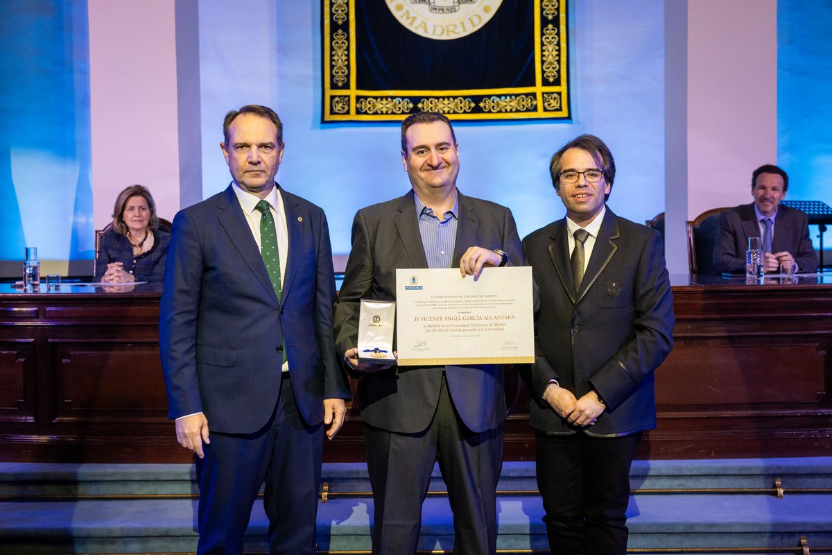 ETSISIupm's tweet photo. Queremos dar la enhorabuena y las gracias a tod@s los compañer@s de la ETSISI que celebran sus 25 años de servicio

En las imágenes, algunos de nuestros homenajeados durante el acto:
🔹 Vicente García Alcántara
🔹 Enrique Becerra
🔹 Luis Fernando de Mingo
🔹 Javier Alcalá https://t.co/cB3Z9Xj60Z
