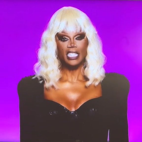 dragliciouz's tweet photo. A gente achando que a Raven ia virar a RuPaul aparecendo cada vez mais negona em #DragRace, mas o plot veio aí e a veia que se transformou na Raven ☠️ o que acharam??? https://t.co/VfSr9VMBX8
