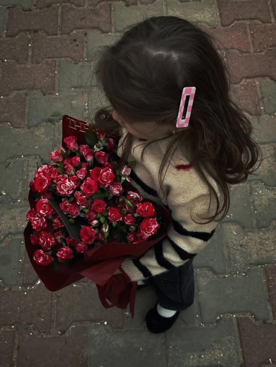 SHmahmoud10200's tweet photo. "حبيبةُ الوَرد، رَقِيقَةُ النِيَّة
كأنَّها الزَّهر في هَيئة صبيَّة" 💗... https://t.co/YiraI9btpa