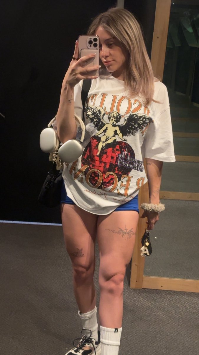 Araynebow_'s tweet photo. Grow legs growwwww 😤 https://t.co/5tknPL9EQu