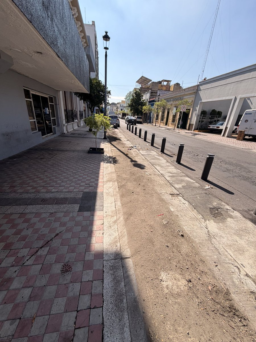 BritneyAlc's tweet photo. Justo en la mañana me topé con que ya no hay estación de @MiBiciPublica afuera de la estación de Juárez de L1 ☹️ https://t.co/AqgASyWMLt