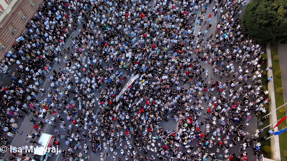 IsamyzyrajAlb's tweet photo. Thousands of $Albanians are protesting against a project linked to #JaredKushner, the son-in-law of Donald Trump. Albanian Prime Minister Edi Rama defended the project today. https://t.co/7V1zyohM2a