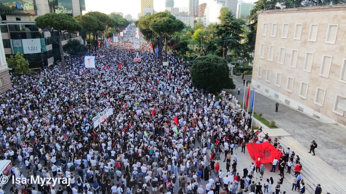 IsamyzyrajAlb's tweet photo. Thousands of $Albanians are protesting against a project linked to #JaredKushner, the son-in-law of Donald Trump. Albanian Prime Minister Edi Rama defended the project today. https://t.co/7V1zyohM2a