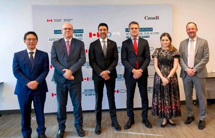 mercosur's tweet photo. [ES] ✨🤝🌎 El #MERCOSUR y Canadá dieron un nuevo paso en la construcción de un Tratado de Libre Comercio que impulse el crecimiento económico y la generación de oportunidades para ambas regiones 🇦🇷🇧🇷🇵🇾🇺🇾🇨🇦

Durante cinco jornadas de trabajo en Toronto, las delegaciones avanzaron en temas clave como:
🚢 Comercio de bienes
🤝 Comercio de servicios
💻 Comercio electrónico
💡 Propiedad intelectual
💰 Servicios financieros
📡 Telecomunicaciones
🌱 Desarrollo sostenible

📈 En 2025, el intercambio comercial entre ambas partes alcanzó los US$ 12.600 millones, el valor más alto de los últimos años, consolidando una relación económica cada vez más estratégica.

➡️ Más información en https://t.co/30dywbVD1Y

[PT] ✨🤝🌎 O #MERCOSUL e o Canadá deram mais um passo na elaboração de um Tratado de Livre Comércio que impulsione o crescimento econômico e a geração de oportunidades para ambas as regiões 🇦🇷🇧🇷🇵🇾🇺🇾🇨🇦

Durante cinco dias de trabalho em Toronto, as delegações avançaram em áreas-chave como:
🚢 Comércio de bens
🤝 Comércio de serviços
💻 Comércio eletrônico
💡 Propriedade intelectual
💰 Serviços financeiros
📡 Telecomunicações
🌱 Desenvolvimento sustentável

📈 Em 2025, o intercâmbio comercial entre ambas as partes atingiu US$ 12,6 bilhões, o valor mais alto dos últimos anos, consolidando uma relação econômica cada vez mais estratégica.

➡️ Mais informações em https://t.co/70kMKvhDSA