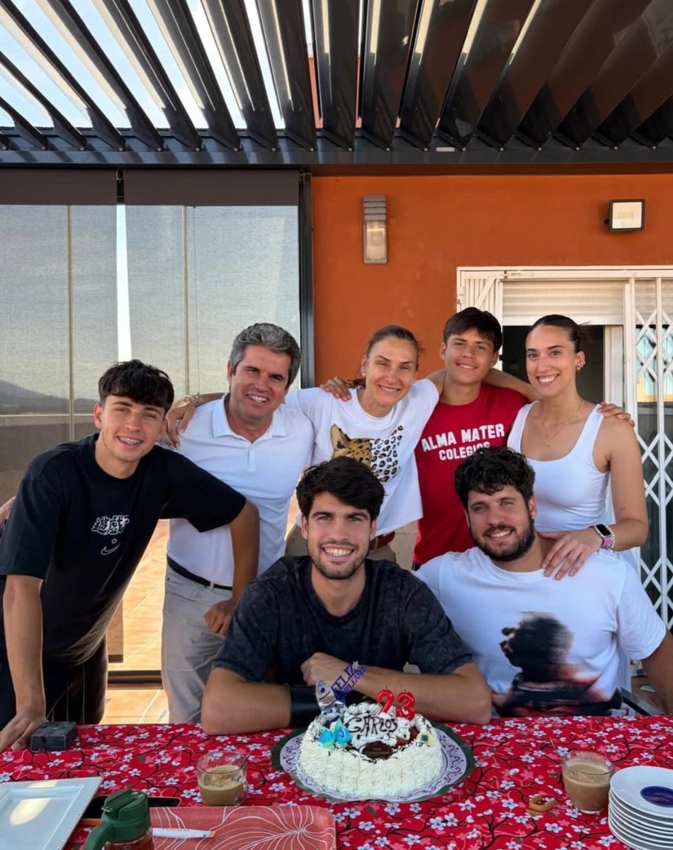 alcarazzupdates's tweet photo. Carlitos celebrating his birthday with his family last month ♥️🫂 https://t.co/TnsfZBA43D