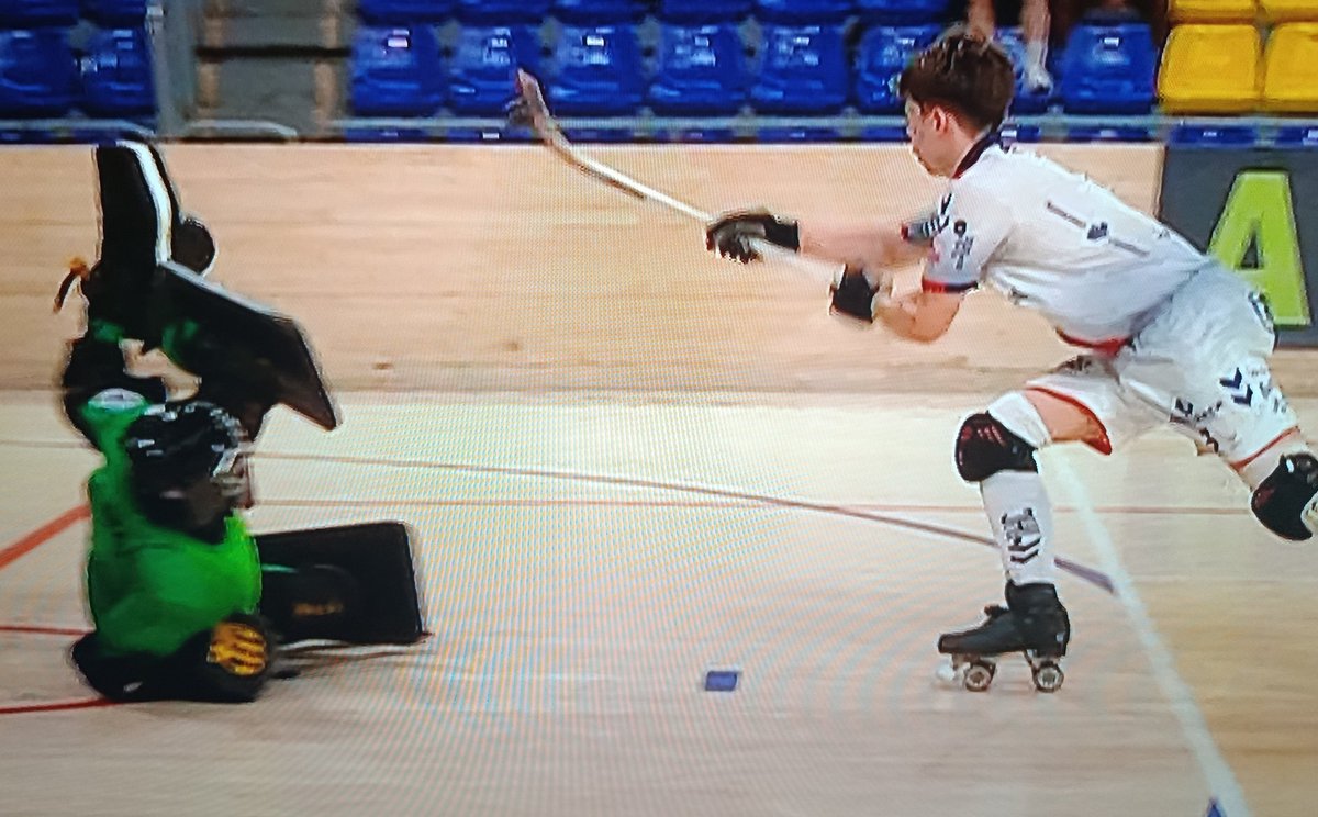 joanRvallve's tweet photo. Cop d'efecte del @IgualadaHC al Palau. Brutal l'1 a 3 de Biel Llanes en executar una falta directa. L'Igualada té dos partits per sentenciar les semifinals a Les Comes. https://t.co/4OS4KzhW1n