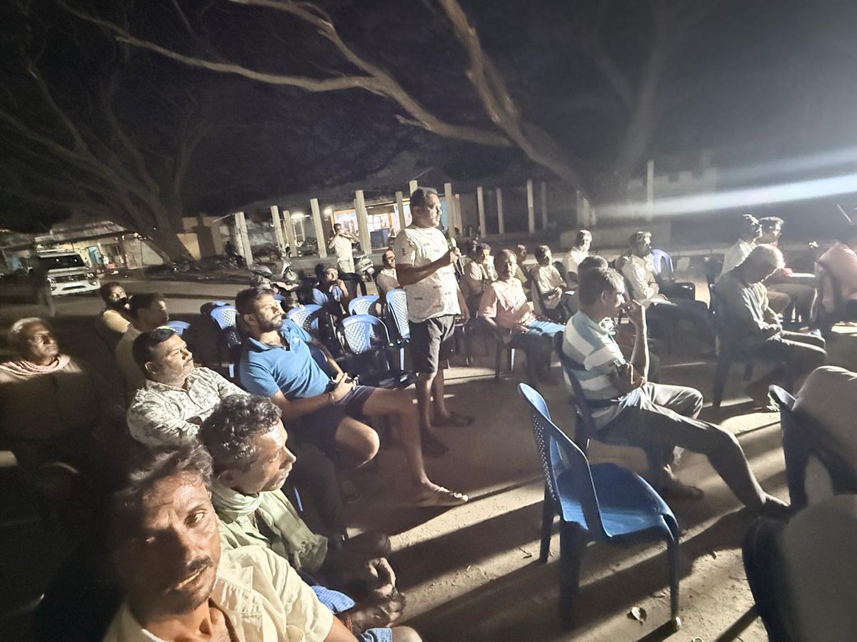 dbpuraruralbng's tweet photo. ಮೆಳೇಕೋಟೆ ಗ್ರಾಮದಲ್ಲಿ ಗ್ರಾಮಸಭೆಯನ್ನು ನಡೆಸಲಾಯಿತು. ಸಭೆಯಲ್ಲಿ ಗ್ರಾಮಸ್ಥರ ಸಮಸ್ಯೆಗಳು ಹಾಗೂ ಸಾರ್ವಜನಿಕ ಶಾಂತಿ-ಸುವ್ಯವಸ್ಥೆ ಸಂಬಂಧಿತ ವಿಚಾರಗಳ ಬಗ್ಗೆ ಚರ್ಚಿಸಲಾಯಿತು. ಮನೆ ಮನೆಗೆ ಪೊಲೀಸ್ ಆಸರೆ ಹಾಗೂ ಸನ್ಮಿತ್ರ ಯೋಜನೆ ಕುರಿತು ಮಾಹಿತಿ ನೀಡಲಾಯಿತು. 
@bngdistpol https://t.co/8MMjoagRSW