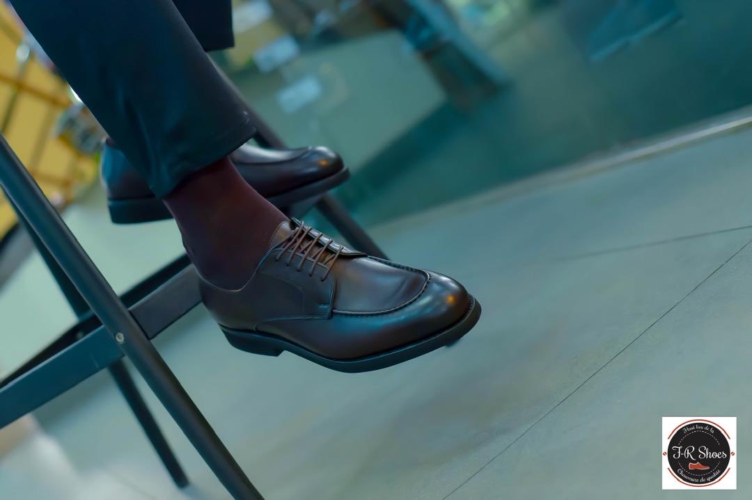 F_R_Shoes's tweet photo. « L’élégance se chausse!! »
Prêt à franchir le pas ?

En cuir veau lisse box marron Etrusco, notre emblématique Derby Golf à semelle en gomme👌🏽

F-R Shoes, Le Haut Lieu de La Chaussure De Qualité!

#ChaussureHomme #CuirVeritable
#StyleMasculin #HommeElegant https://t.co/fWaaJrufMZ