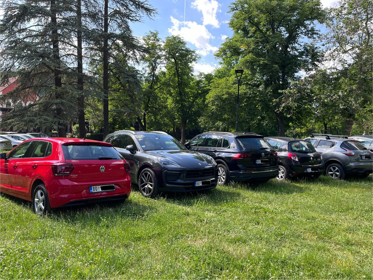 milica_baltic's tweet photo. Veliki broj nezakonito parkiranih automobila na, ne bilo kakvoj zelenoj površini, već na području zaštićenog prirodnog dobra Topčiderski park.

@prijavi_problem vidite to sa Zelenilom koje je dužno da održava park, pošto mu vozila uništavaju travnjak. https://t.co/bjCTLhWPTC