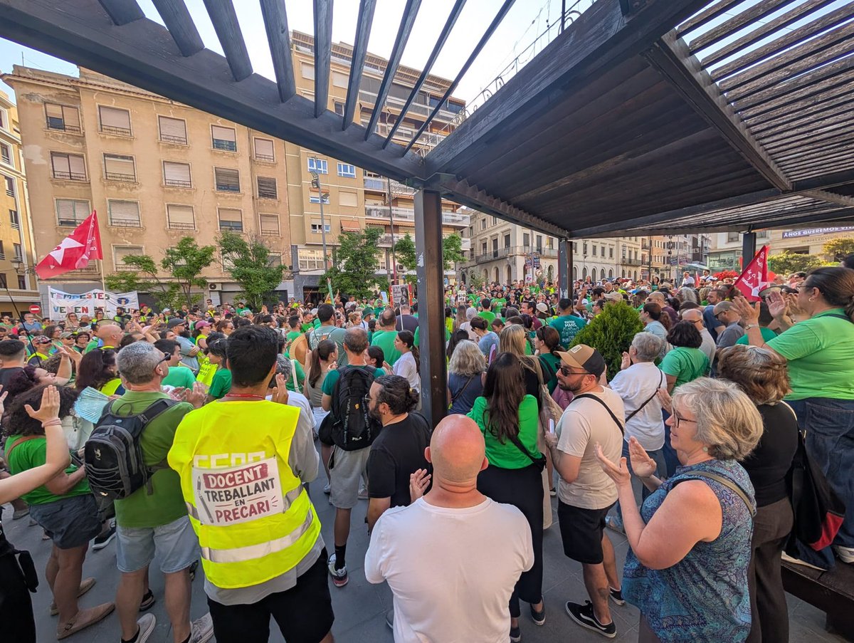 AccioCulturalPV's tweet photo. Fent costat als i les docents, a Alacant hui mateix. 

No anem a parar, volem educació pública i de qualitat!! https://t.co/nyaoNy2SEa
