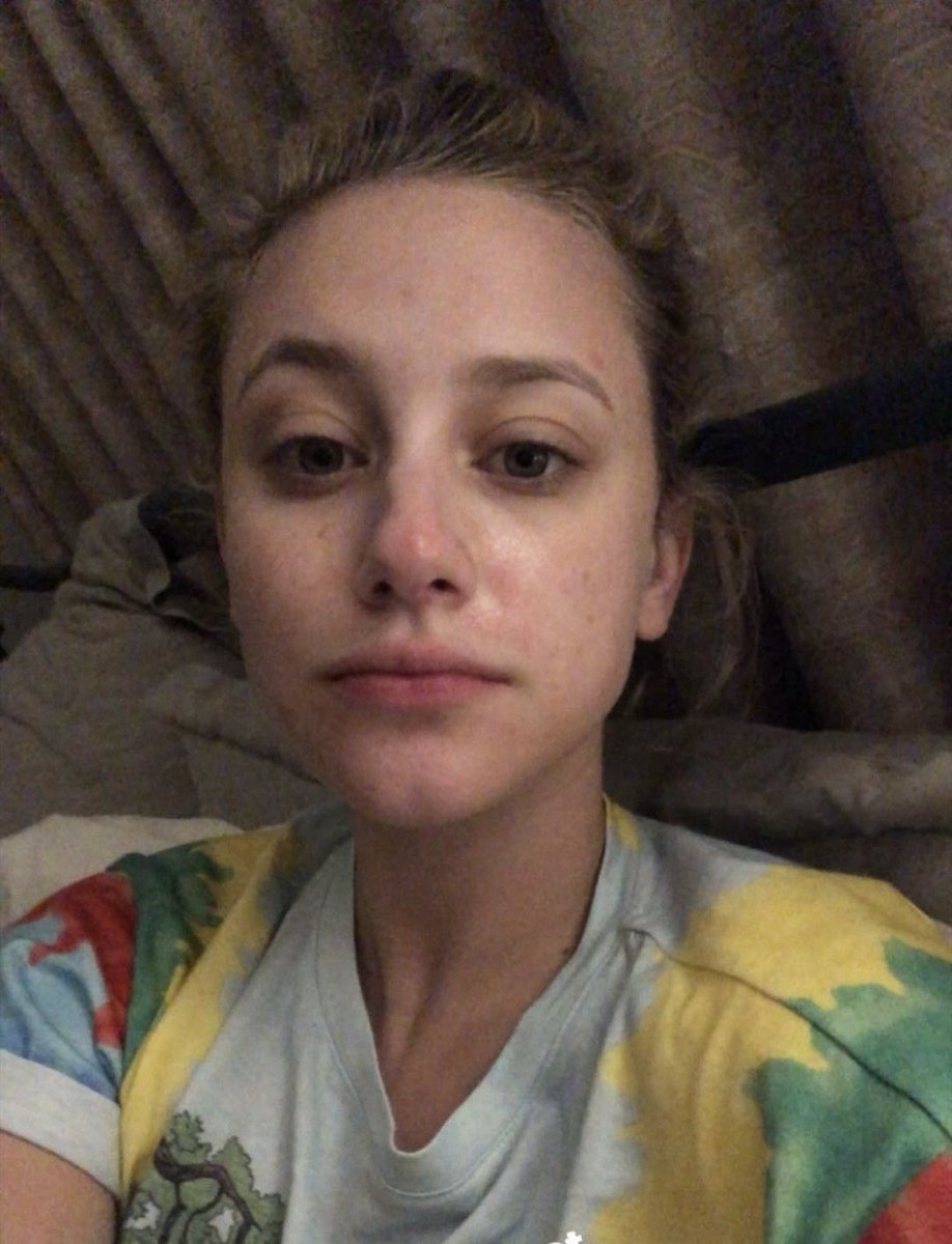 mia1_lili's tweet photo. How do I look without makeup? https://t.co/1uX9AwDUeg