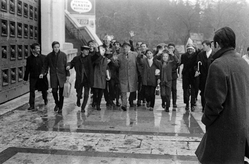 Mecmua1907's tweet photo. Maç çıkışında antrenör Ignác Molnár'la karşılaşan taraftarlar, çevredeki gazeteci sayesinde geleceğe hatıra fotoğrafları bırakıyorlar.

Not: Molnár, Fenerbahçe tarihinin en başarılı antrenörüdür. Biri Türkiye'nin ilk uluslararası kupası olmak üzere bir senede 5 kupa aldırır. https://t.co/3v7Y8HGymU