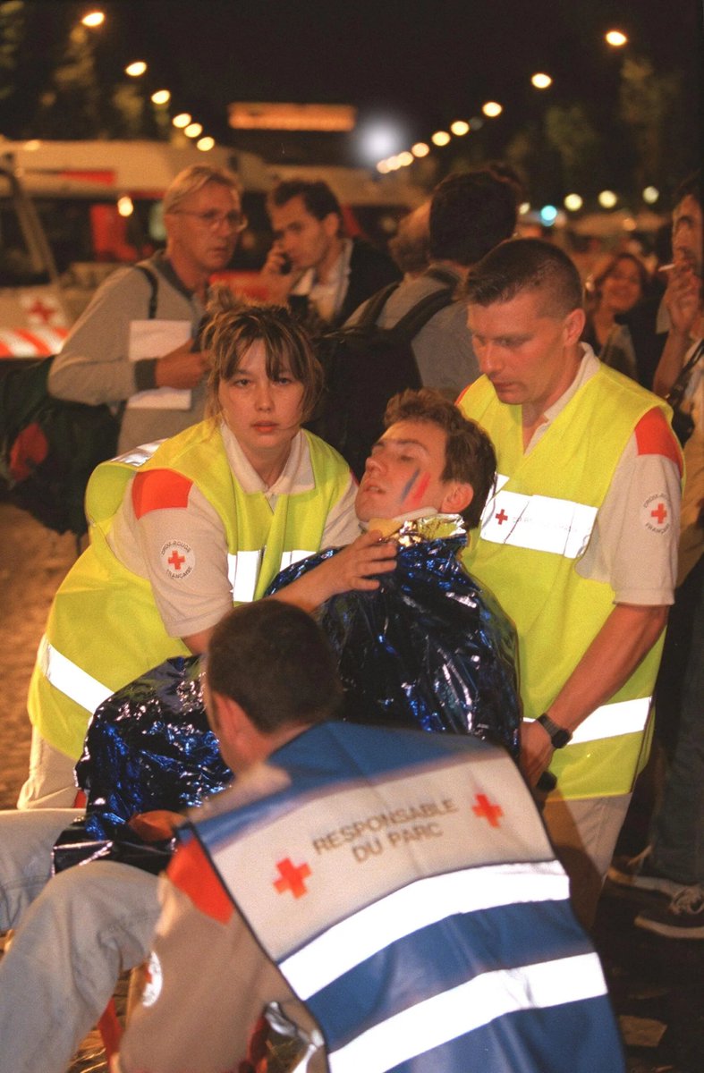 p_duval's tweet photo. @VeroGenestOff2 12 juillet 1998

1 mort et 147 blessés  dont 36 graves https://t.co/Q4dcOP73uN