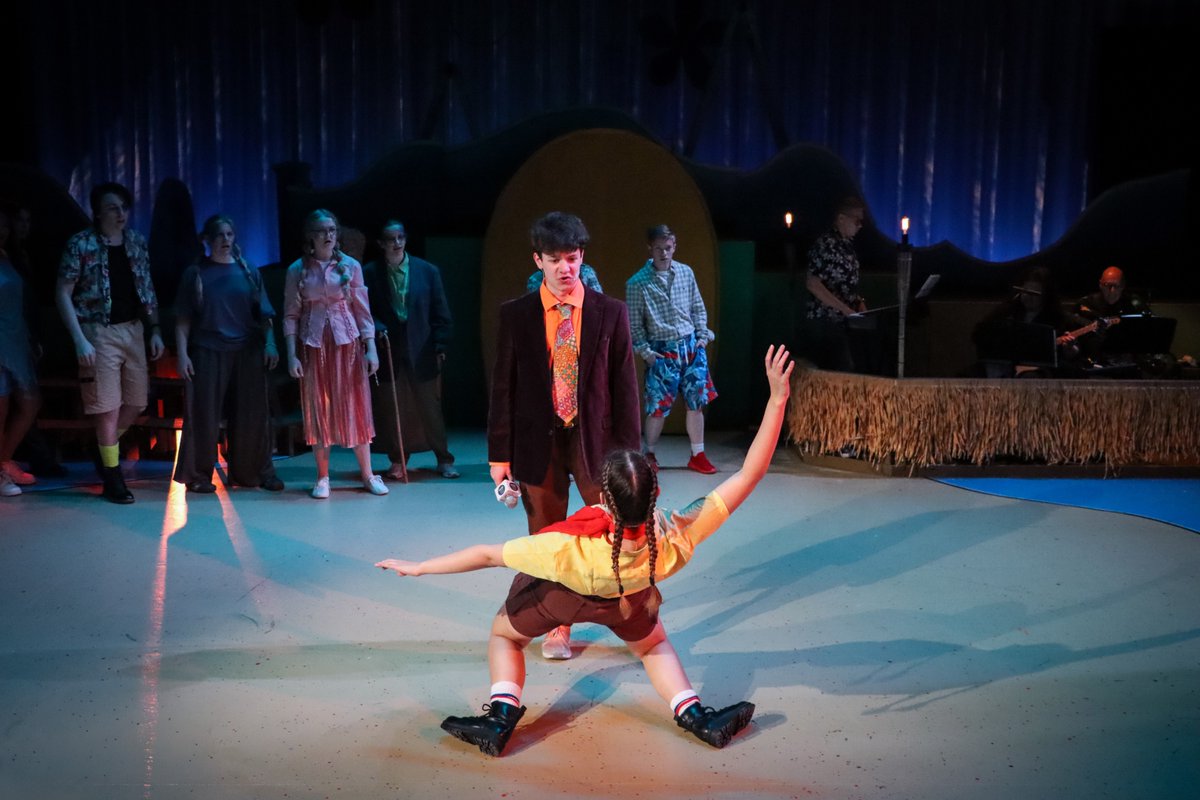 uchicagolab's tweet photo. Bikini Bottom blue, yes we'll stay true! 🫧🧽🍍

A few highlights from U-High Theatre's production of The SpongeBob Musical. Thanks to everyone who joined us under the sea—and congratulations to our incredible cast and crew! 💙

📸: Devin Wideman

#UChicagoLab #UHighTheater https://t.co/JbfAI2jnp4
