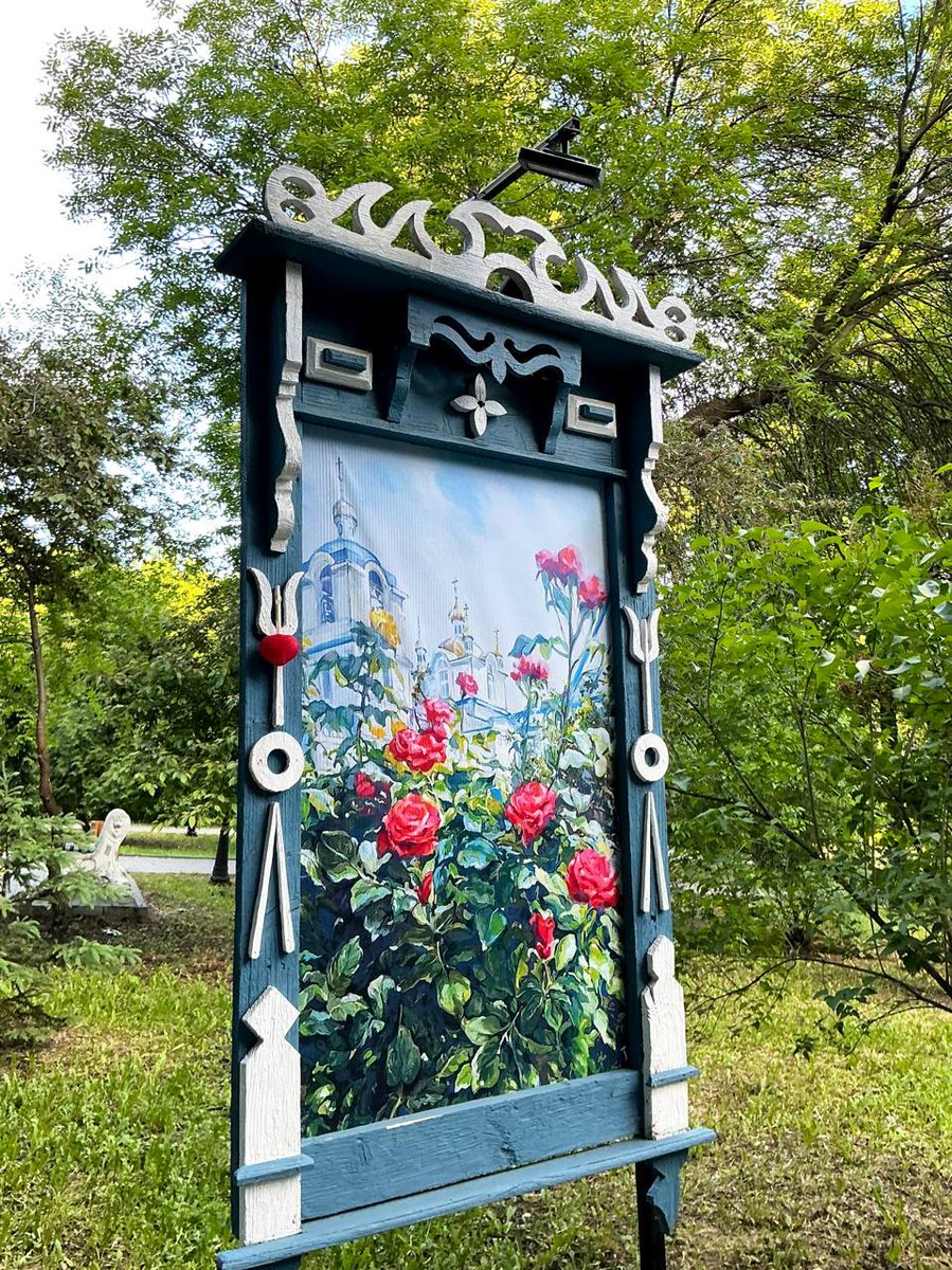 arkhlikbez's tweet photo. В Ульяновске сделали парк с наличниками региона. Их собрали волонтеры. Просто и эффектно. https://t.co/X0wDtCrejR