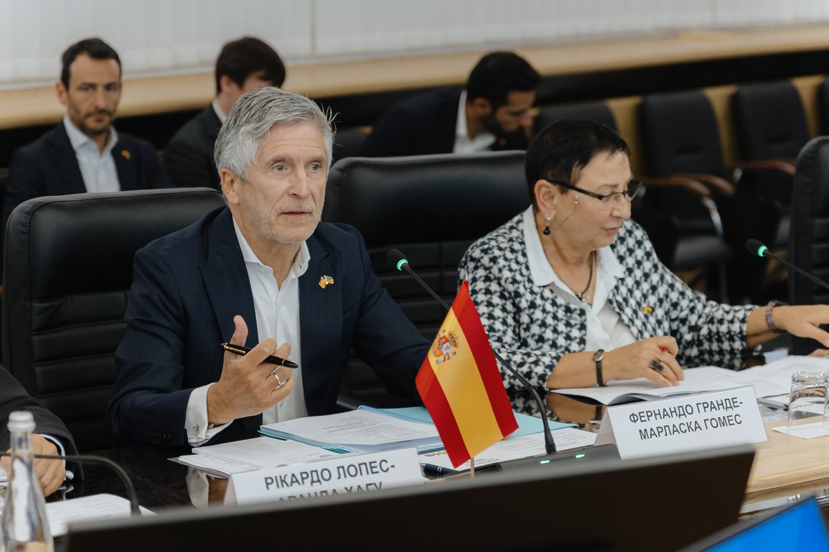 interiorgob's tweet photo. 🇺🇦🇪🇸 Grande-Marlaska se reúne en Kiev con su homólogo ucraniano, Ihor Klymenko, para fortalecer la cooperación bilateral en seguridad.

El ministro del @interiorgob ha visitado también el Departamento de Seguridad Aérea y ha participado en la ofrenda floral en el Muro Memorial. https://t.co/TtheSQOfJE