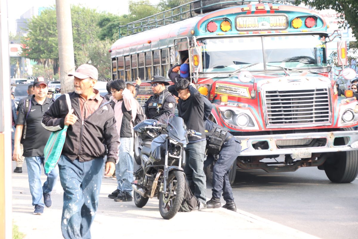 vichoguate's tweet photo. PNC desarrolla el "Plan Semáforo" en la Calzada Roosevelt.

Cuando el semáforo marca rojo, los agentes revisan a los motoristas.

📷: PNC https://t.co/W6bXucj9sA