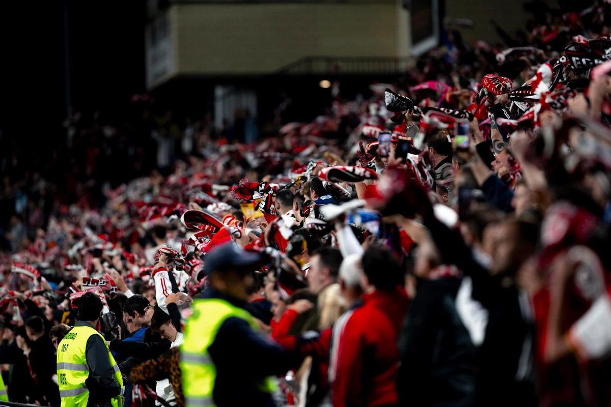 Tebasjavier's tweet photo. Los datos vuelven a demostrar que los aficionados siguen llenando nuestros estadios. LALIGA EA SPORTS cierra la temporada con un nuevo récord histórico: +11,6 millones de espectadores y una ocupación media del 84,9%, un 4,2% más que la temporada pasada.
Unos datos que reflejan el gran momento que vive la competición y el esfuerzo que están realizando los clubes para modernizar sus estadios y mejorar la experiencia de los aficionados.