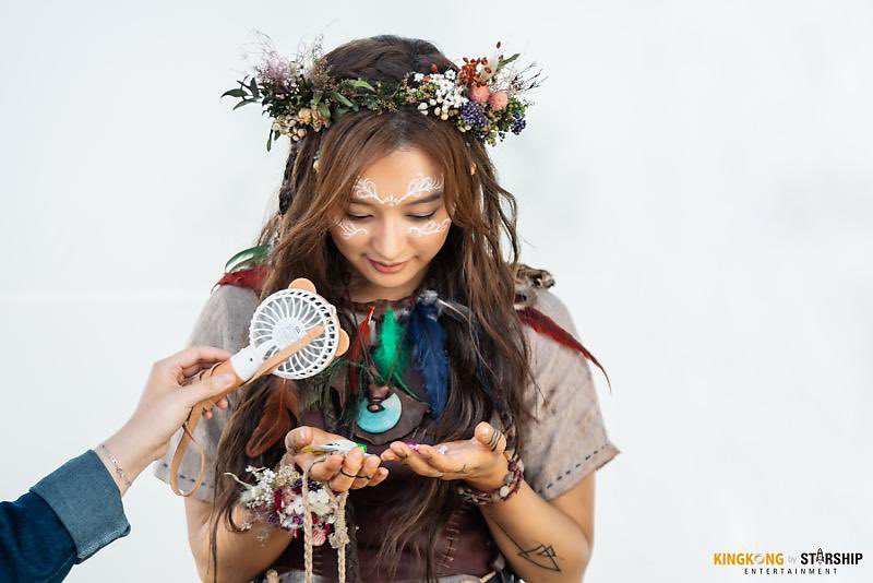 theoywon's tweet photo. 아스달 연대기 촬영할때 소품이였던 가방안에 간식 챙겨둔거ㅋㅋㅋ 뒤적뒤적거리다가 레모나랑 새콤달콤 꺼내서 소듕하게 봐라보는 김지원 너무 귀여워..!! https://t.co/wXhUd55klH