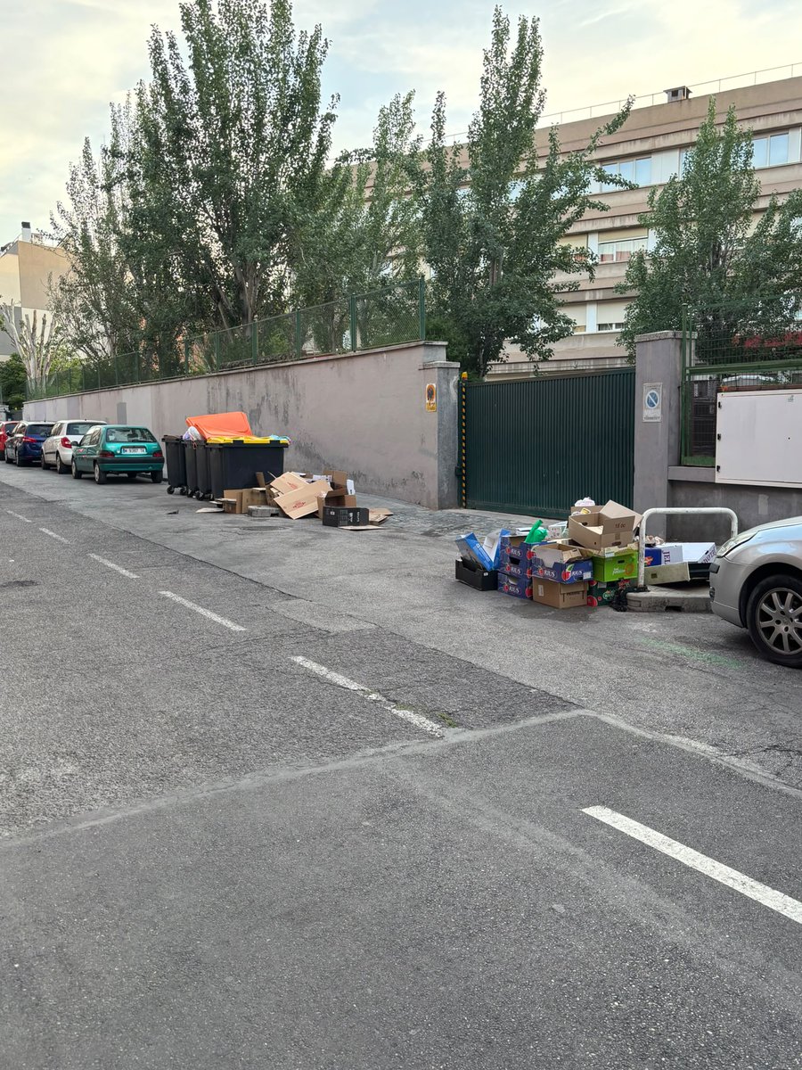 PSOECL's tweet photo. ✅El Papa visitará #Madrid, pero no pasará por #CiudadLineal.

😭Una pena, porque a este paso el vecindario va a necesitar un milagro divino para no tropezar con montañas de basura.

‼️Exigimos al Ayuntamiento la misma limpieza para los barrios que para las fotos oficiales. https://t.co/brVU1t0ijX