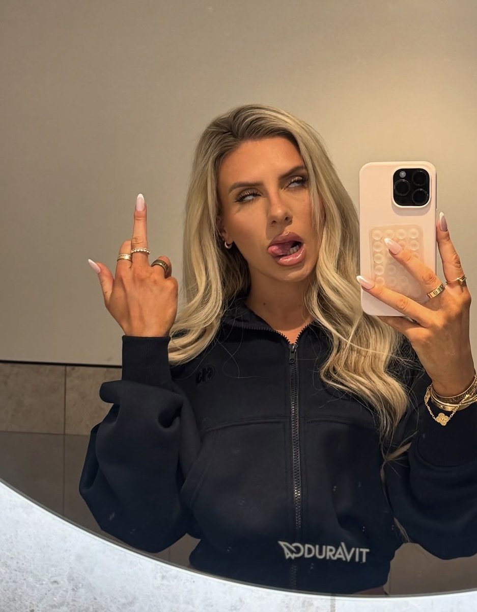 Hot Blondes🤭 tweet media