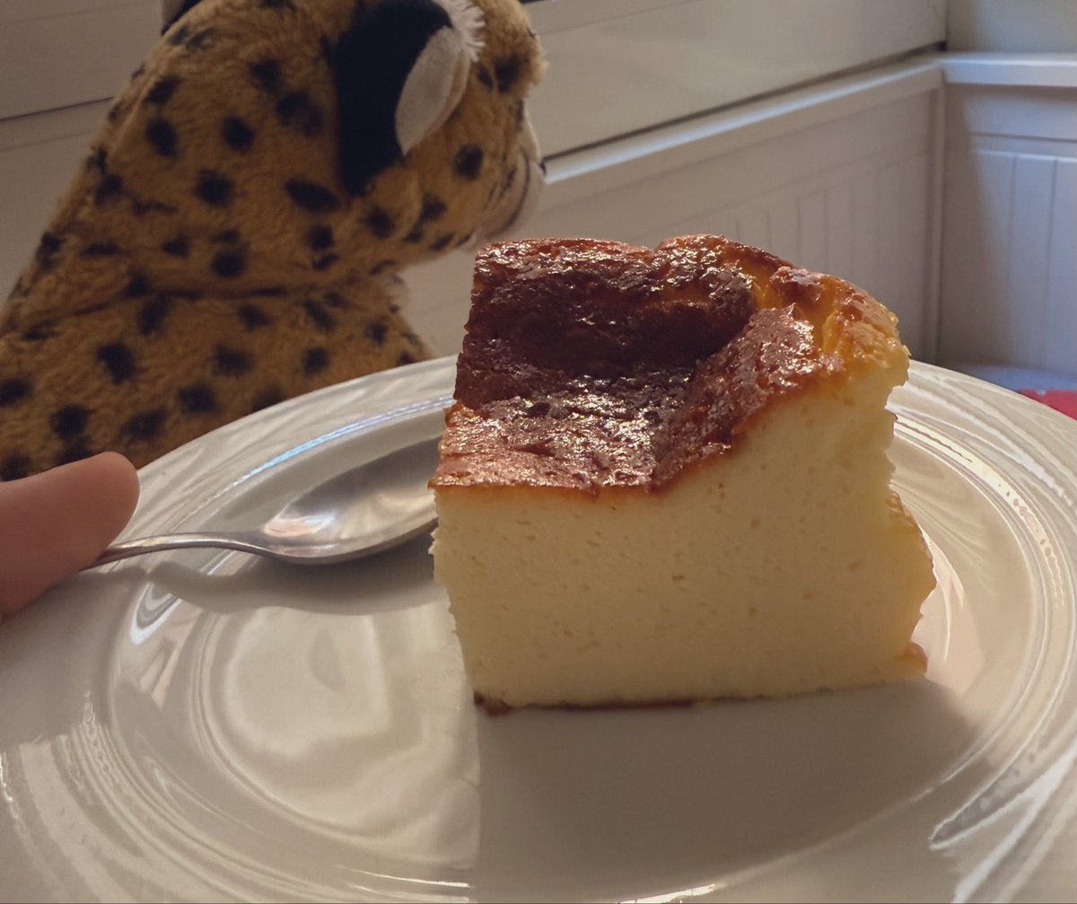zoriscriptrix's tweet photo. @DeseosDeSiena Si le apetece, Señora, ayer también hice tarta de queso y aún queda bastante...😇 https://t.co/1HIlLBcbTY