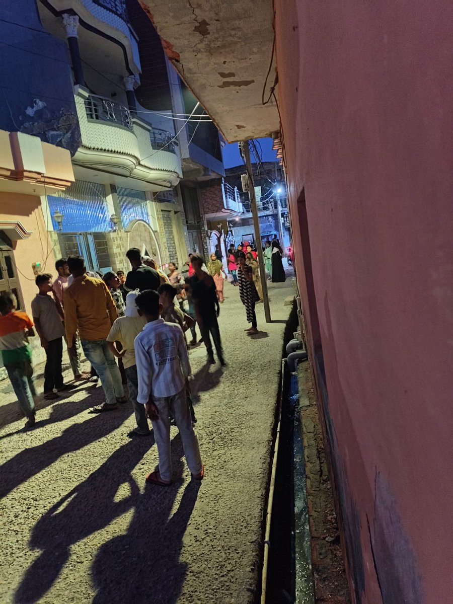 Rulerrojnce's tweet photo. गाजियाबाद थाना विजयनगर मिर्जापुर में ऑटो वाला दो से तीन बच्चे को लेकर  फरार जिसमें मां बिलख बिलख कर रोते हुए अपने बच्चों की गुहार 112 नंबर पर फोन कर कर लगाई
@ghaziabadpolice @Uppolice @ https://t.co/Ih0Pn4jPM4